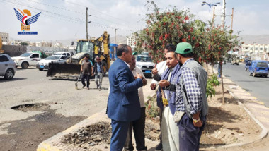 Examen des travaux du projet de restauration de la Rue Khamseen (50e) dans le district de Sanaa Al-Jadeedah (nouveau Sanaa)
